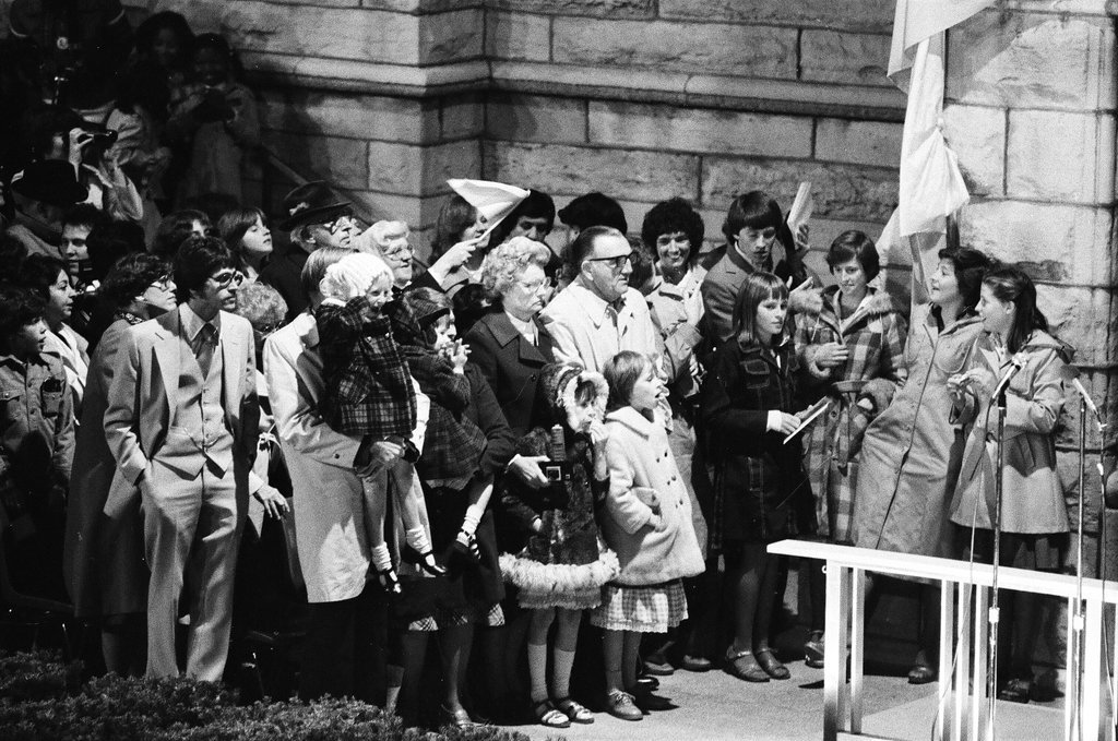 Crowds gather to see Pope John Paul II at Holy Name Cathedral - Gene Pesek for Chicago Sun-Times