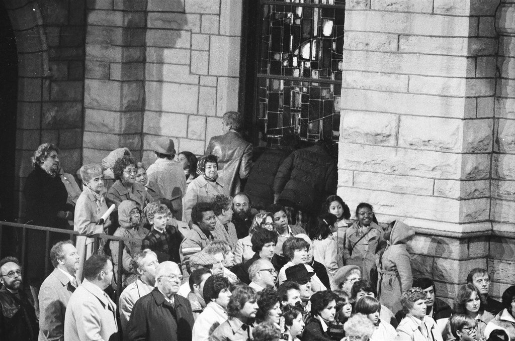 Crowds gather to see Pope John Paul II at Holy Name Cathedral - Gene Pesek for Chicago Sun-Times