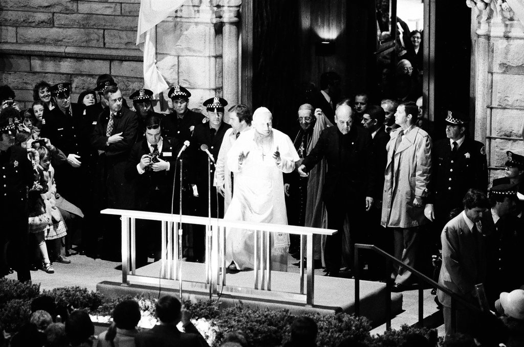 Crowds gather to see Pope John Paul II at Holy Name Cathedral - Gene Pesek for Chicago Sun-Times
