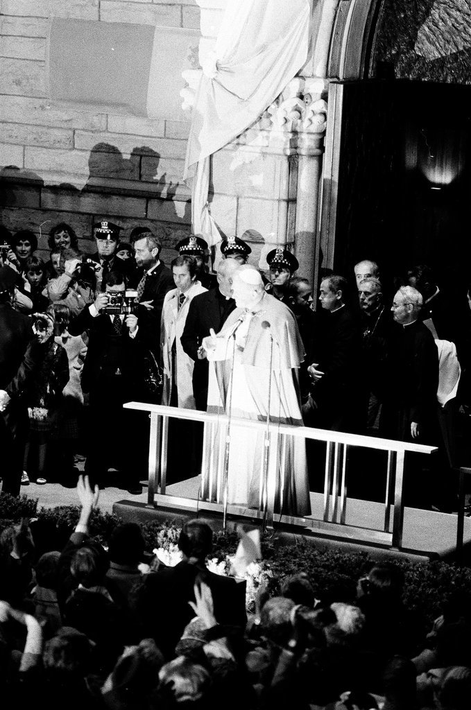 Crowds gather to see Pope John Paul II at Holy Name Cathedral - Gene Pesek for Chicago Sun-Times