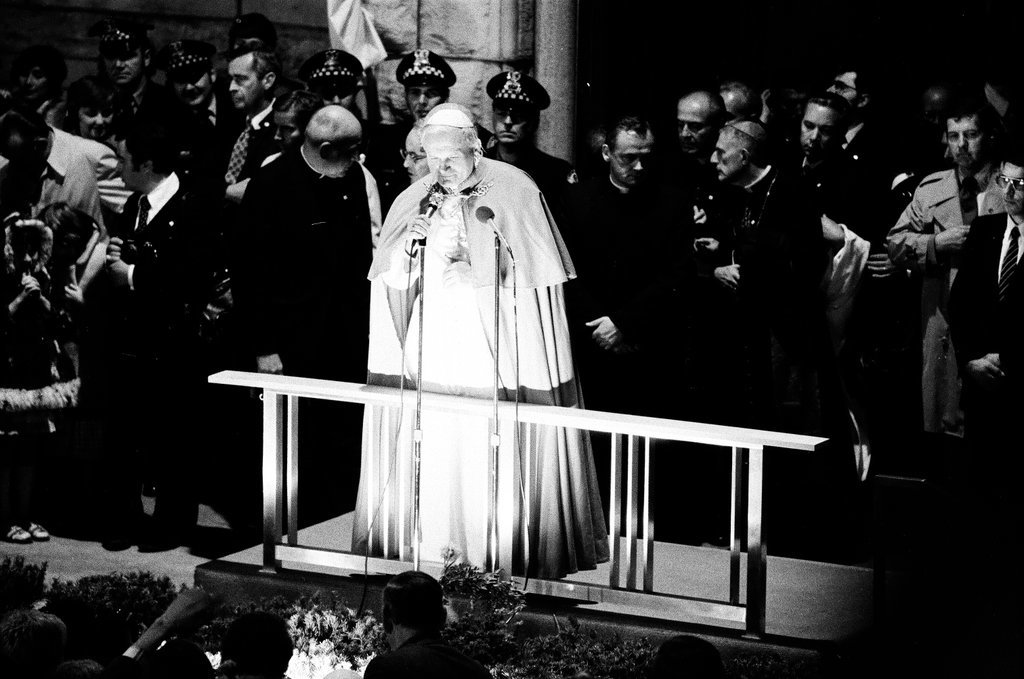 Crowds gather to see Pope John Paul II at Holy Name Cathedral - Gene Pesek for Chicago Sun-Times