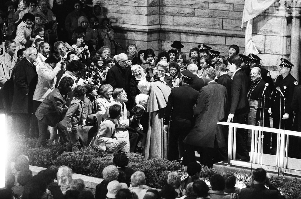 Crowds gather to see Pope John Paul II at Holy Name Cathedral - Gene Pesek for Chicago Sun-Times