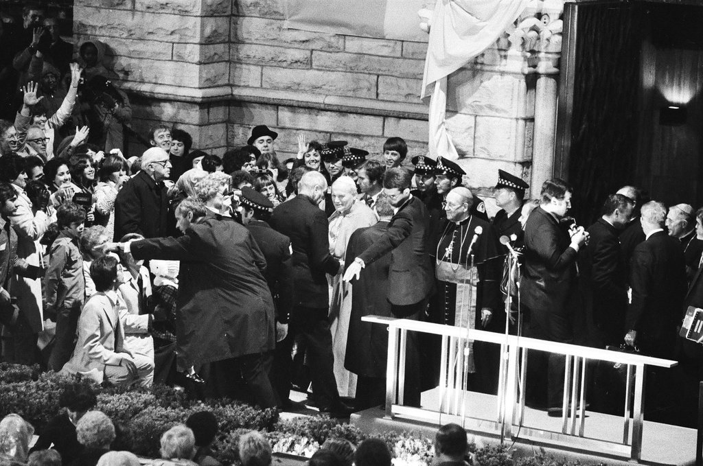 Crowds gather to see Pope John Paul II at Holy Name Cathedral - Gene Pesek for Chicago Sun-Times
