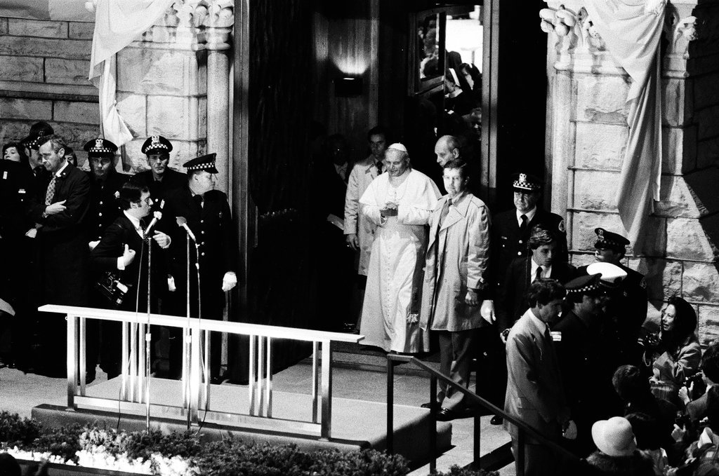Crowds gather to see Pope John Paul II at Holy Name Cathedral - Gene Pesek for Chicago Sun-Times