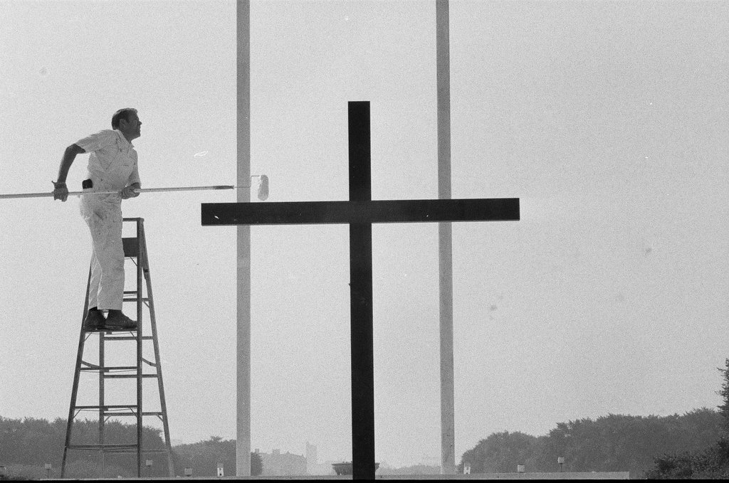 Work being done on Papal altar - Jerry Tomaselli for Chicago Sun-Times