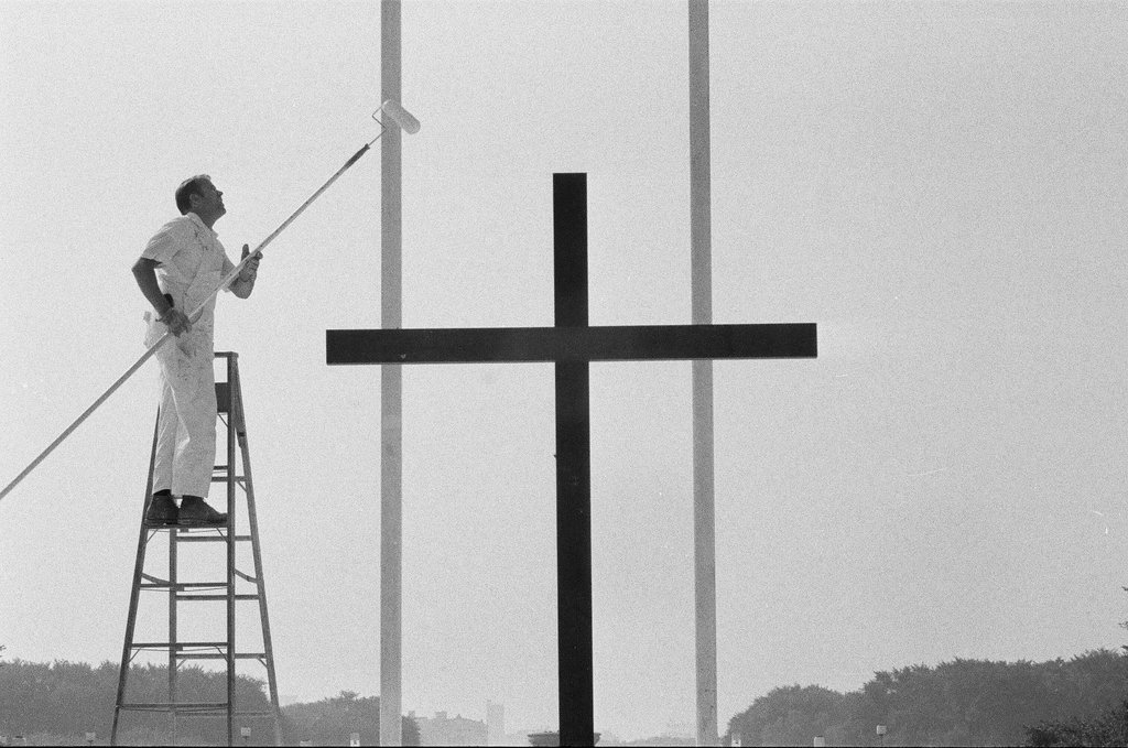 Work being done on Papal altar - Jerry Tomaselli for Chicago Sun-Times
