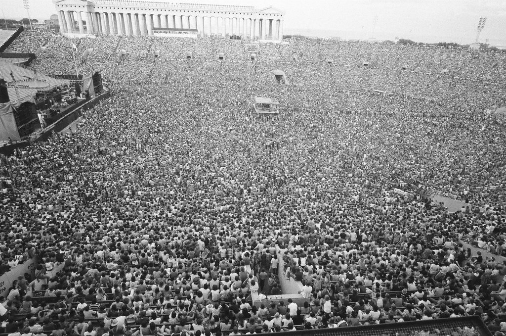 Massive crowd at Pink Floyd performance - Bob (Robert) Black for Chicago Sun-Times