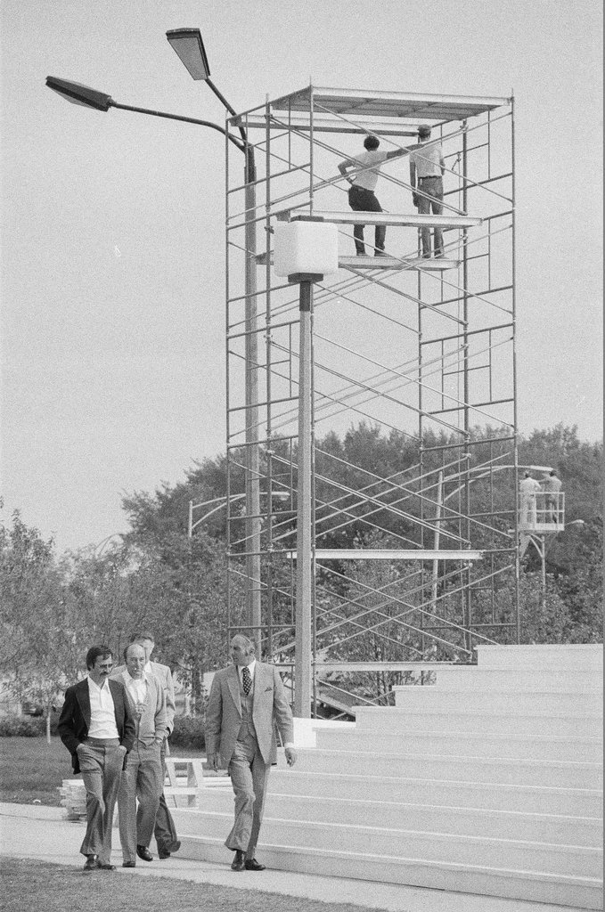 Workers building altar for Pope John Paul II in Grant Park - Richard Derk for Chicago Sun-Times
