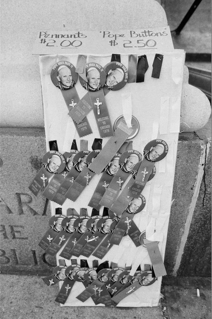 Workers building altar for Pope John Paul II in Grant Park - Richard Derk for Chicago Sun-Times