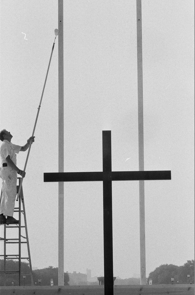 Work being done on Papal altar - Jerry Tomaselli for Chicago Sun-Times