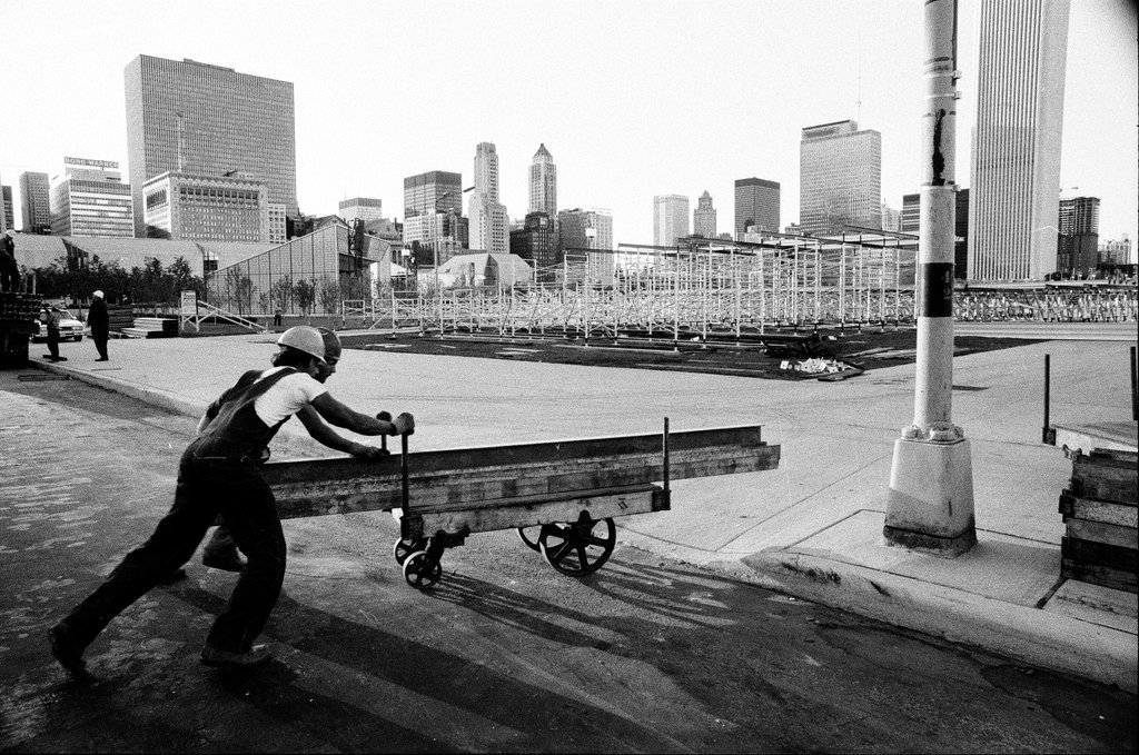 Papal altar construction for Pope's mass in Grant Park - Jack Lenahan for Chicago Sun-Times