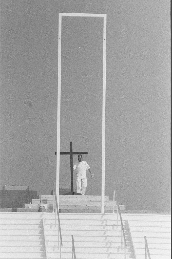 Work being done on Papal altar - Jerry Tomaselli for Chicago Sun-Times