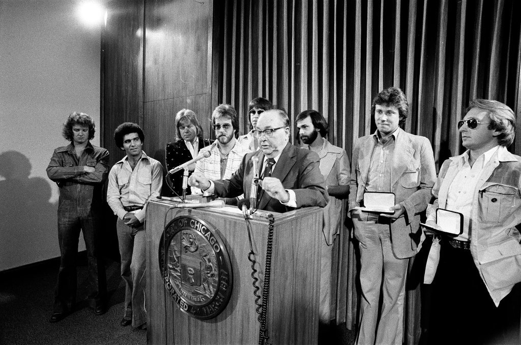 Band Chicago presents shirt to Mayor Richard Daley - John Tweedle for Chicago Sun-Times