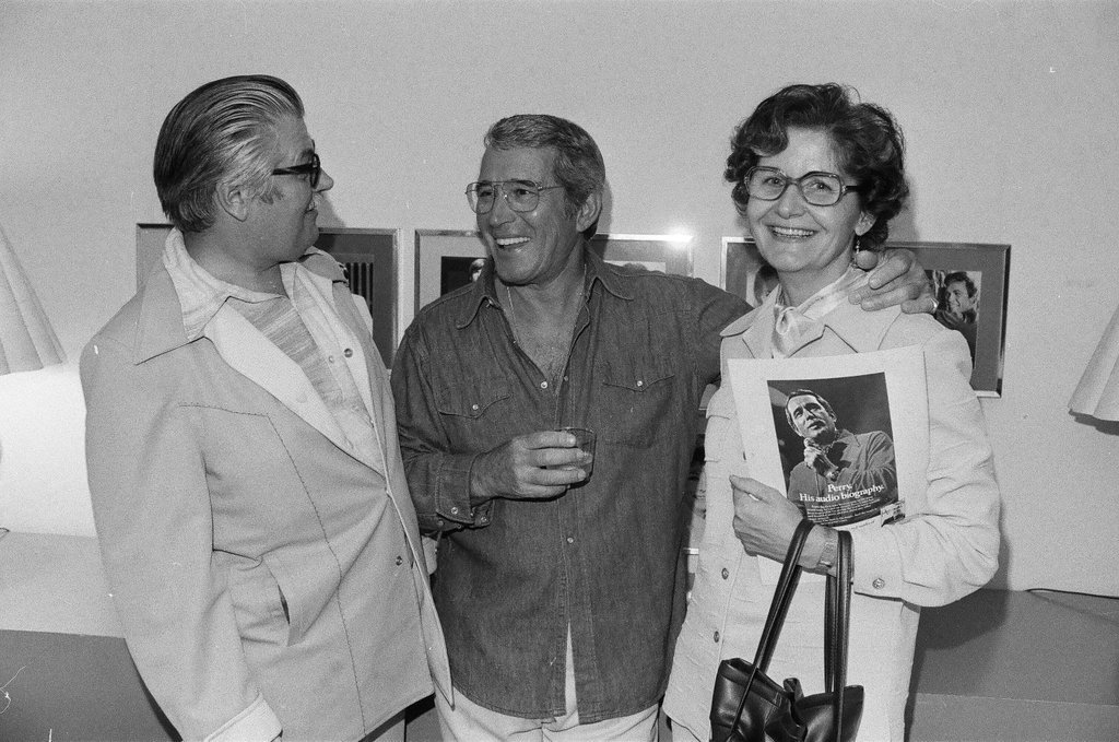 Perry Como poses for a photo - Edmund Jarecki for Chicago Sun-Times