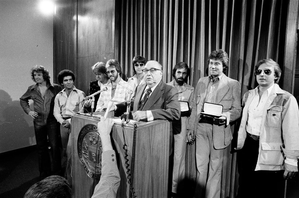 Band Chicago presents shirt to Mayor Richard Daley - John Tweedle for Chicago Sun-Times