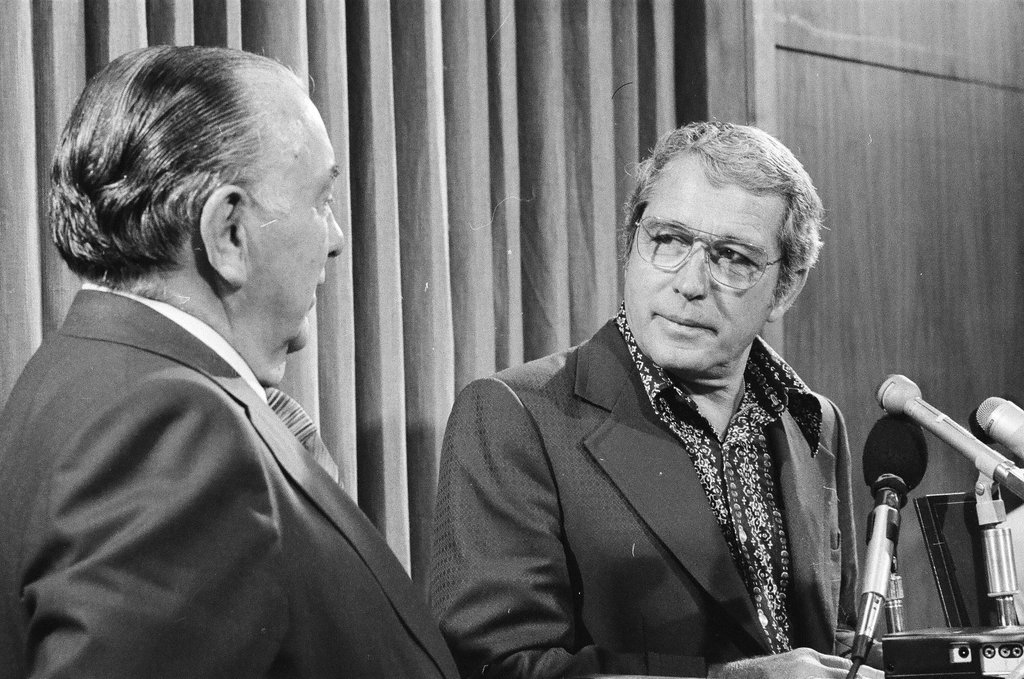 Perry Como meets with Richard J. Daley - James (Jim) Klepitsch for Chicago Sun-Times