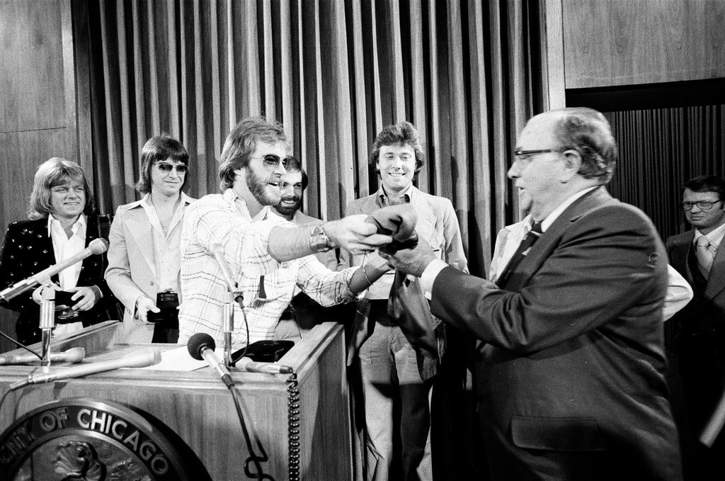 Band Chicago presents shirt to Mayor Richard Daley - John Tweedle for Chicago Sun-Times