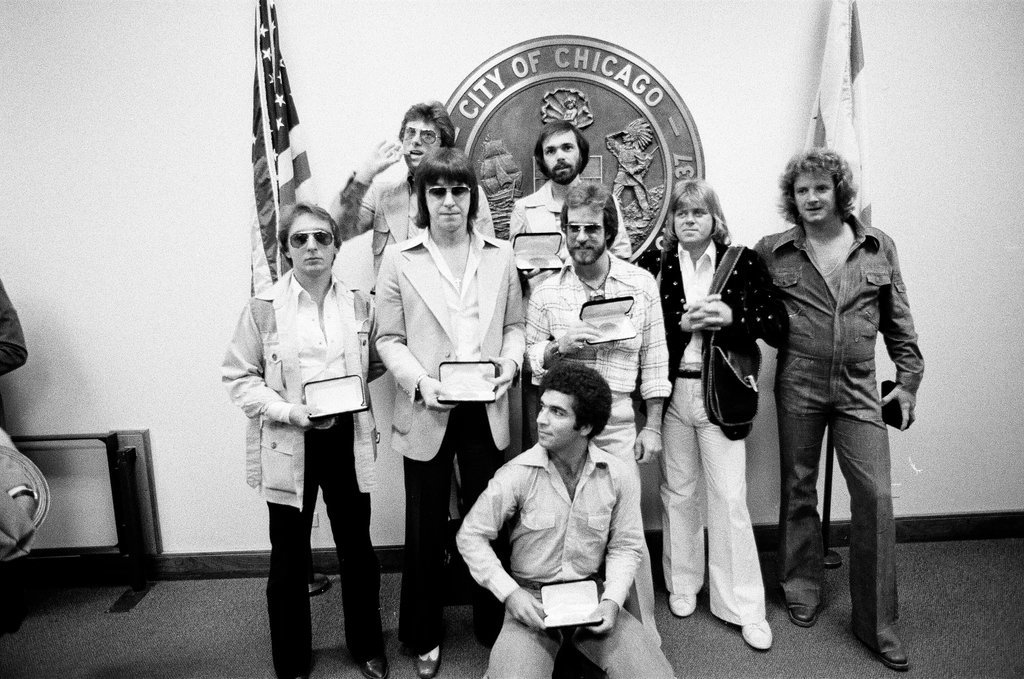 Band Chicago presents shirt to Mayor Richard Daley - John Tweedle for Chicago Sun-Times