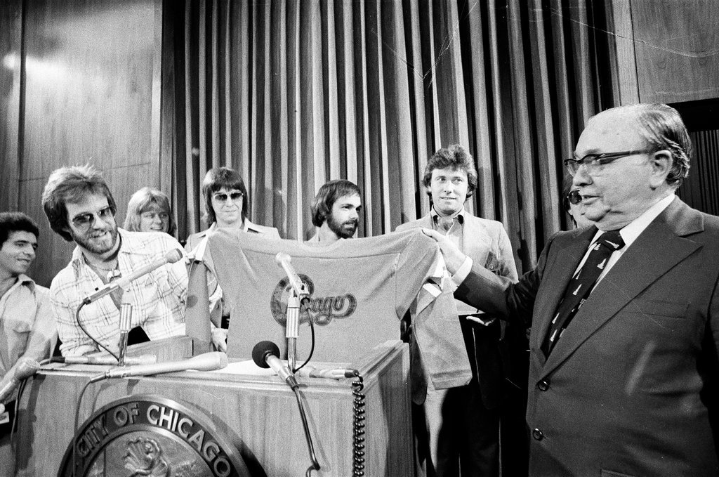 Band Chicago presents shirt to Mayor Richard Daley - John Tweedle for Chicago Sun-Times