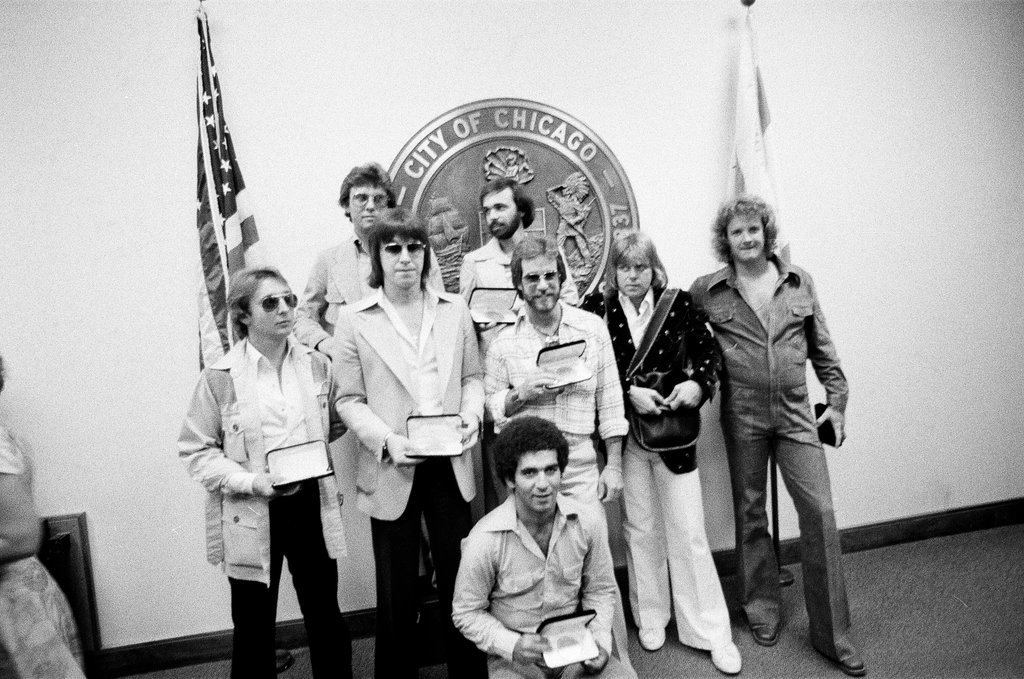 Band Chicago presents shirt to Mayor Richard Daley - John Tweedle for Chicago Sun-Times