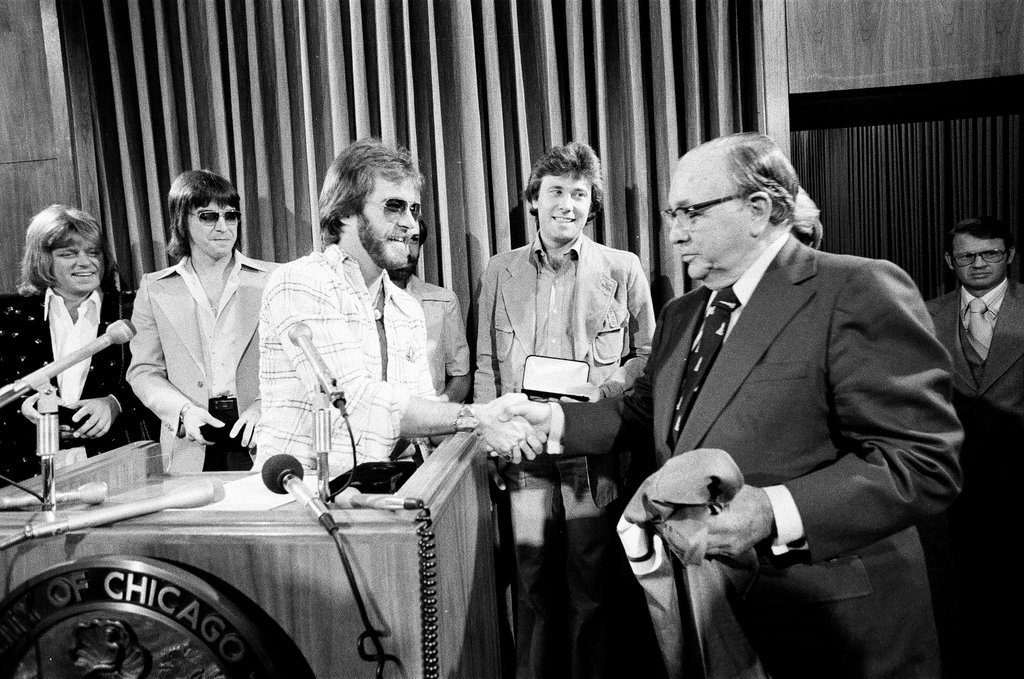 Band Chicago presents shirt to Mayor Richard Daley - John Tweedle for Chicago Sun-Times
