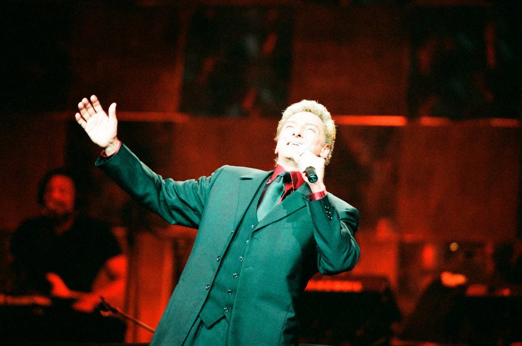 Barry Manilow  performs at Rosemont Theatre - Jon Sall for Chicago Sun-Times