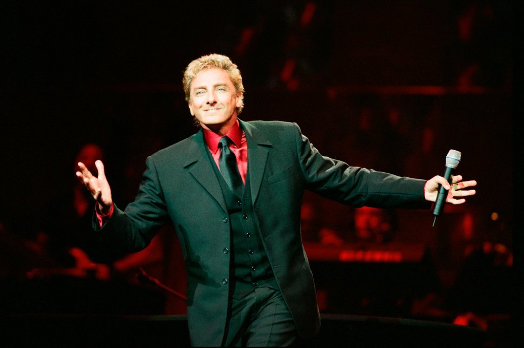 Barry Manilow  performs at Rosemont Theatre - Jon Sall for Chicago Sun-Times