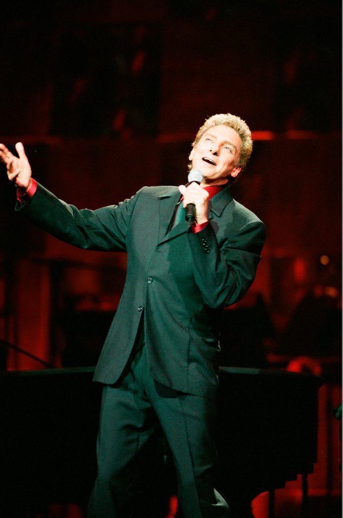 Barry Manilow  performs at Rosemont Theatre - Jon Sall for Chicago Sun-Times