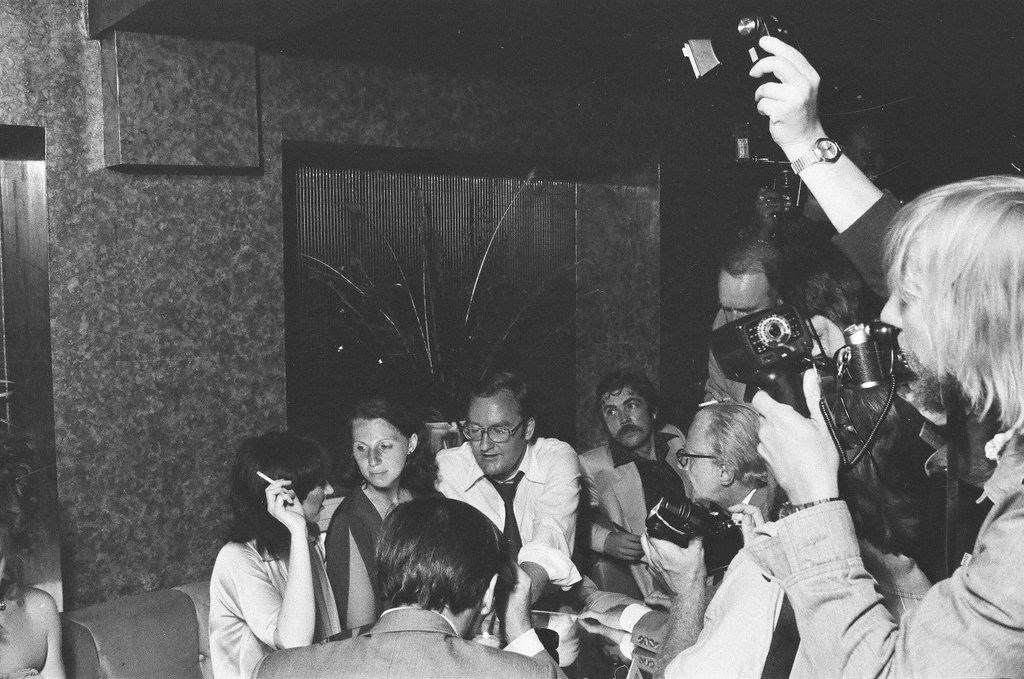 Liza Minnelli at a restaurant - Don Bierman for Chicago Sun-Times