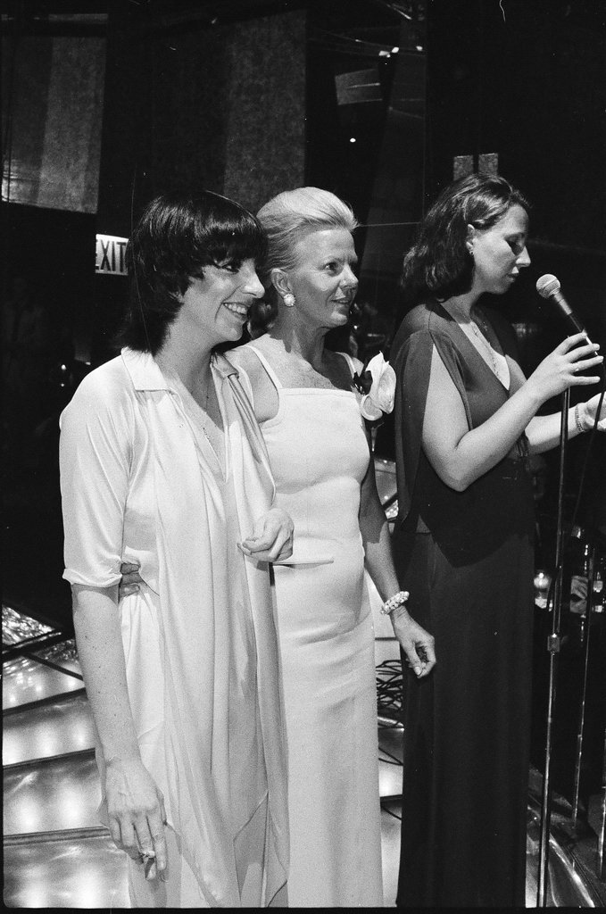 Liza Minnelli at a restaurant - Don Bierman for Chicago Sun-Times
