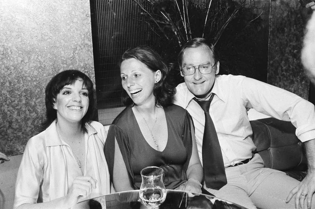 Liza Minnelli at a restaurant - Don Bierman for Chicago Sun-Times