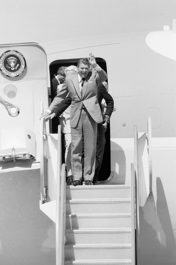 Ronald Reagan arrives at O'Hare - Rich Hein for Chicago Sun-Times