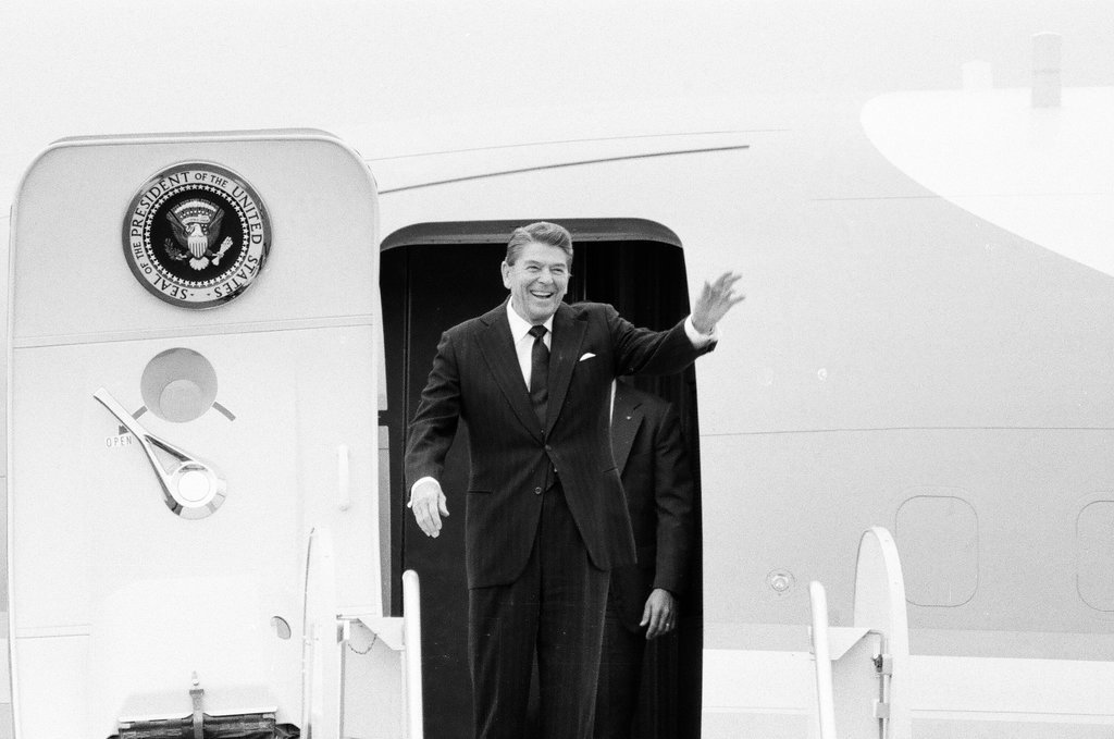 Ronald Reagan arrives at O'Hare - Nancy Stuenkel for Chicago Sun-Times