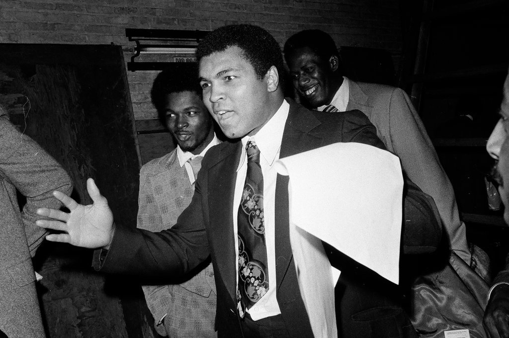 People arrive at Ali exhibition fight - Chuck (Charles) Kirman for Chicago Sun-Times