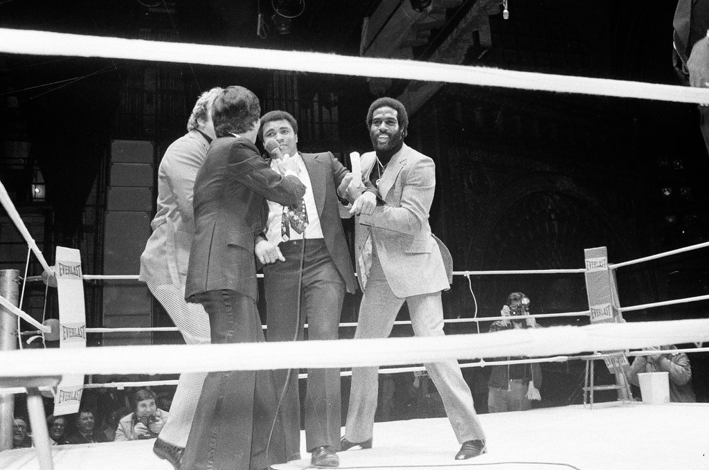 People arrive at Ali exhibition fight - Chuck (Charles) Kirman for Chicago Sun-Times