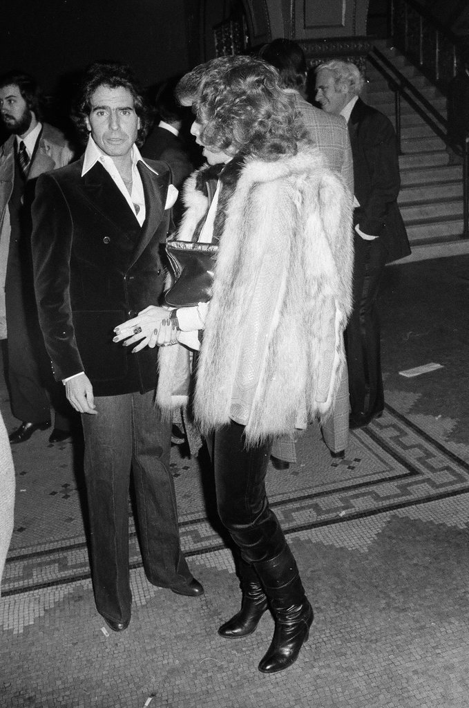 People arrive at Ali exhibition fight - Chuck (Charles) Kirman for Chicago Sun-Times