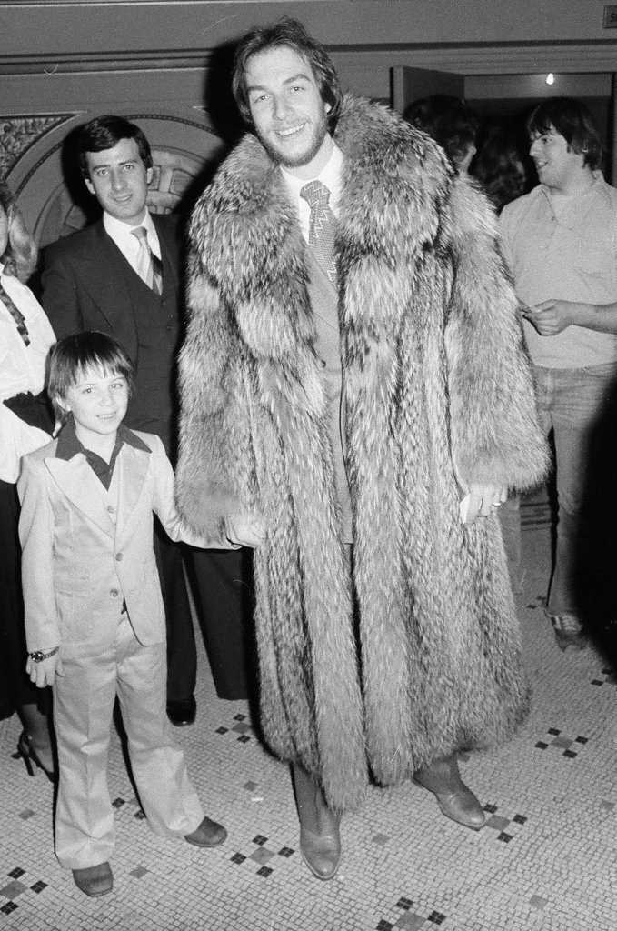 People arrive at Ali exhibition fight - Chuck (Charles) Kirman for Chicago Sun-Times