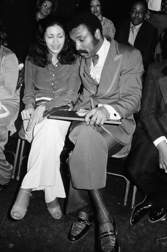 People arrive at Ali exhibition fight - Chuck (Charles) Kirman for Chicago Sun-Times