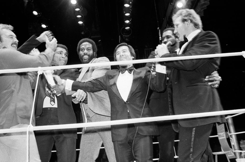 People arrive at Ali exhibition fight - Chuck (Charles) Kirman for Chicago Sun-Times