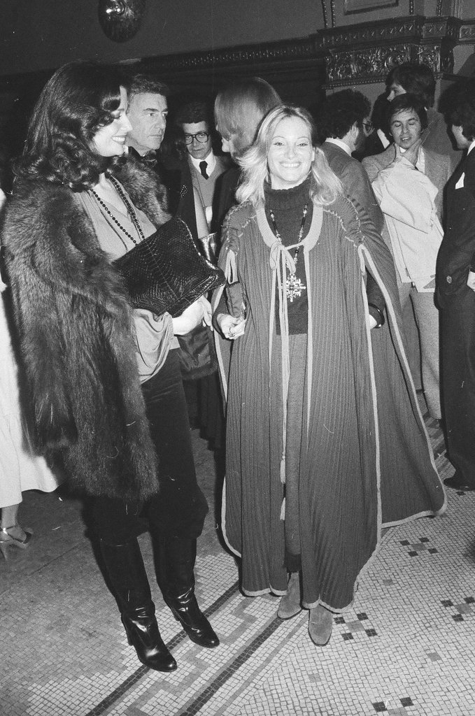 People arrive at Ali exhibition fight - Chuck (Charles) Kirman for Chicago Sun-Times