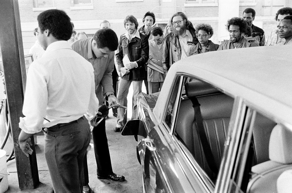 Muhammad Ali pumping gas - Martha Hartnett for Chicago Sun-Times