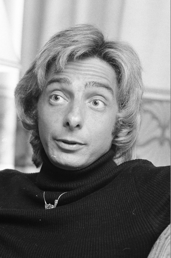 Close-up shots of Barry Manilow - James (Jim) Klepitsch for Chicago Sun-Times