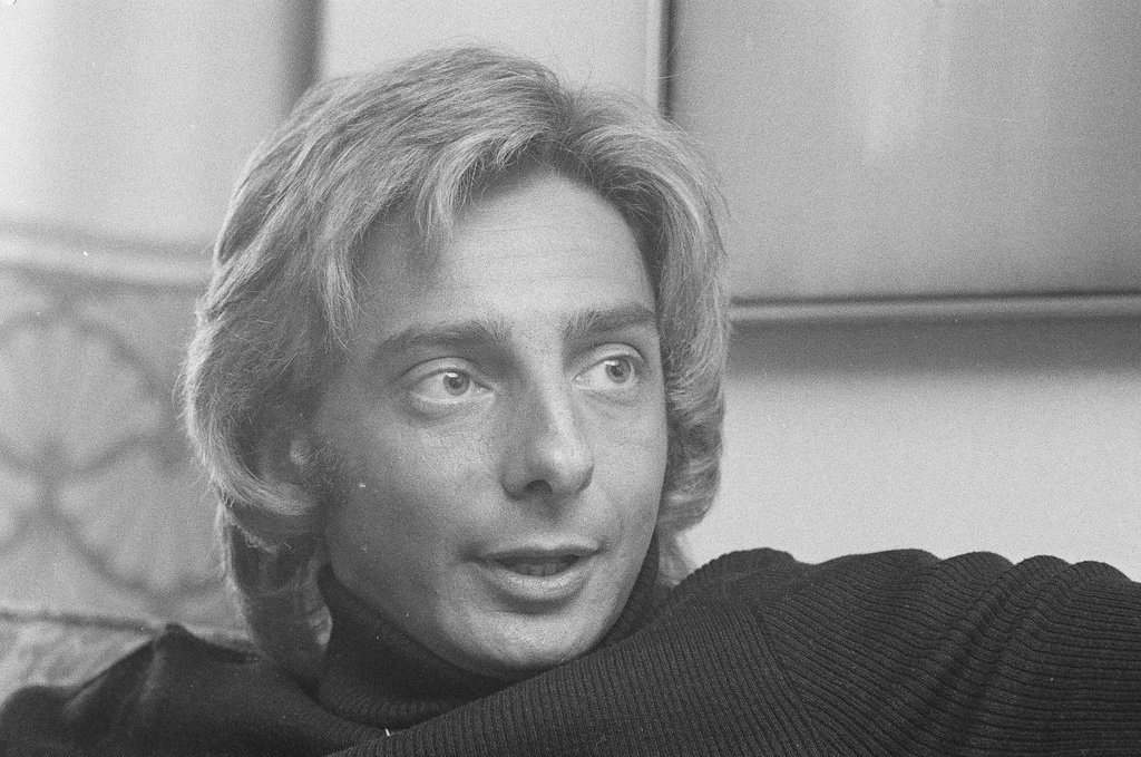 Close-up shots of Barry Manilow - James (Jim) Klepitsch for Chicago Sun-Times