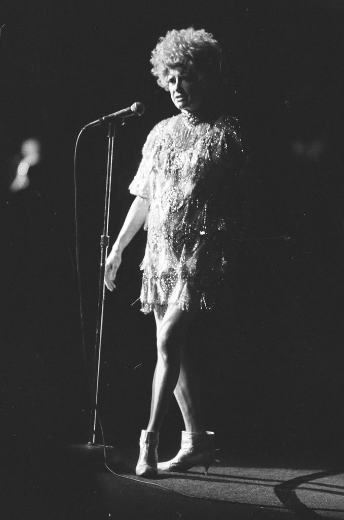 Phyllis Diller performing at Palmer House - Edmund Jarecki for Chicago Sun-Times