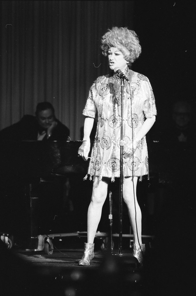 Phyllis Diller performing at Palmer House - Edmund Jarecki for Chicago Sun-Times
