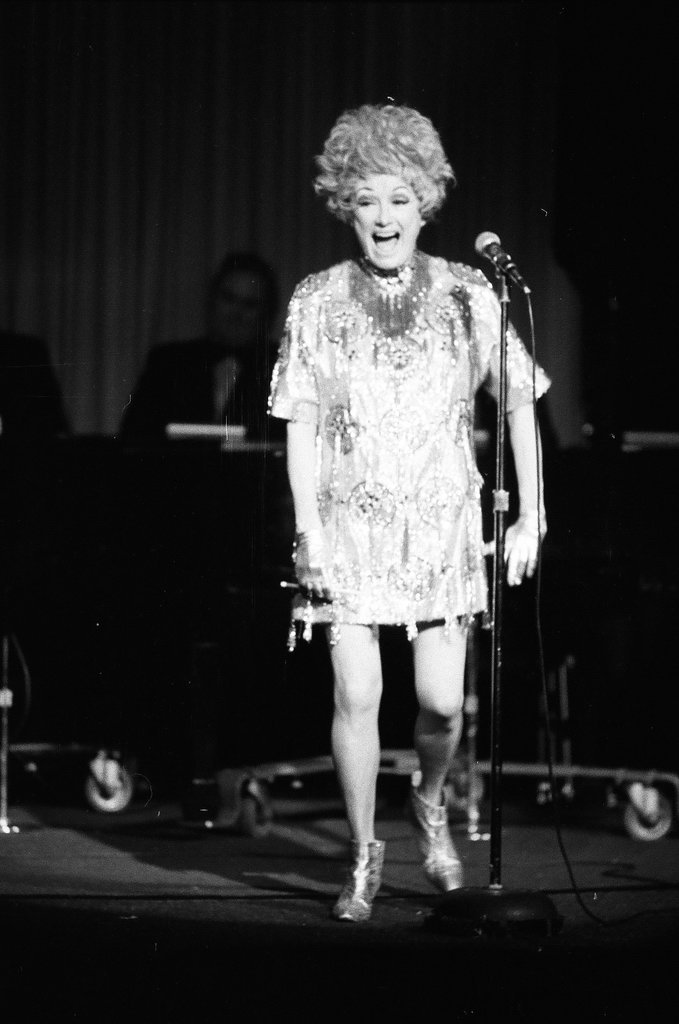 Phyllis Diller performing at Palmer House - Edmund Jarecki for Chicago Sun-Times