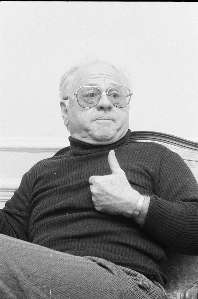 Mickey Rooney sitting in a chair - Jerry Tomaselli for Chicago Sun-Times