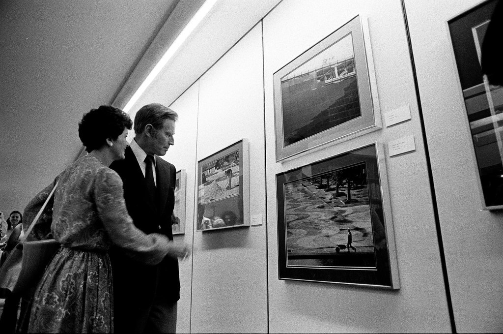 Charlton Heston admiring art - Jim Frost for Chicago Sun-Times