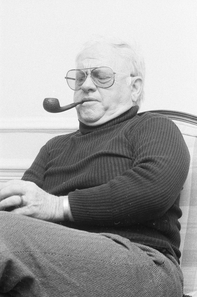 Mickey Rooney sitting in a chair - Jerry Tomaselli for Chicago Sun-Times