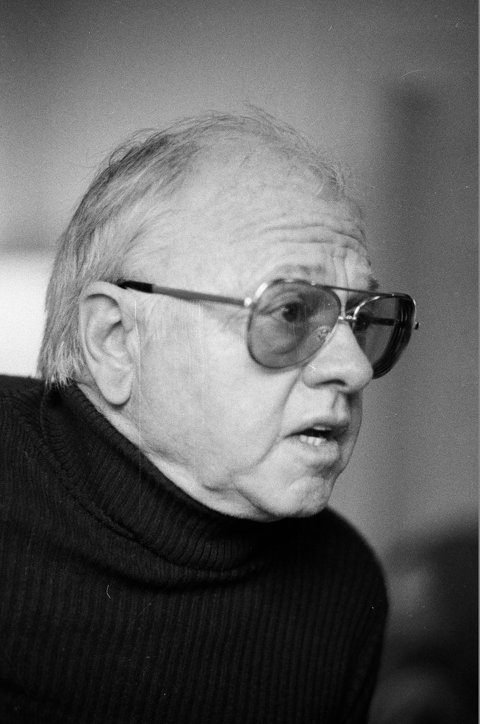 Mickey Rooney sitting in a chair - Jerry Tomaselli for Chicago Sun-Times